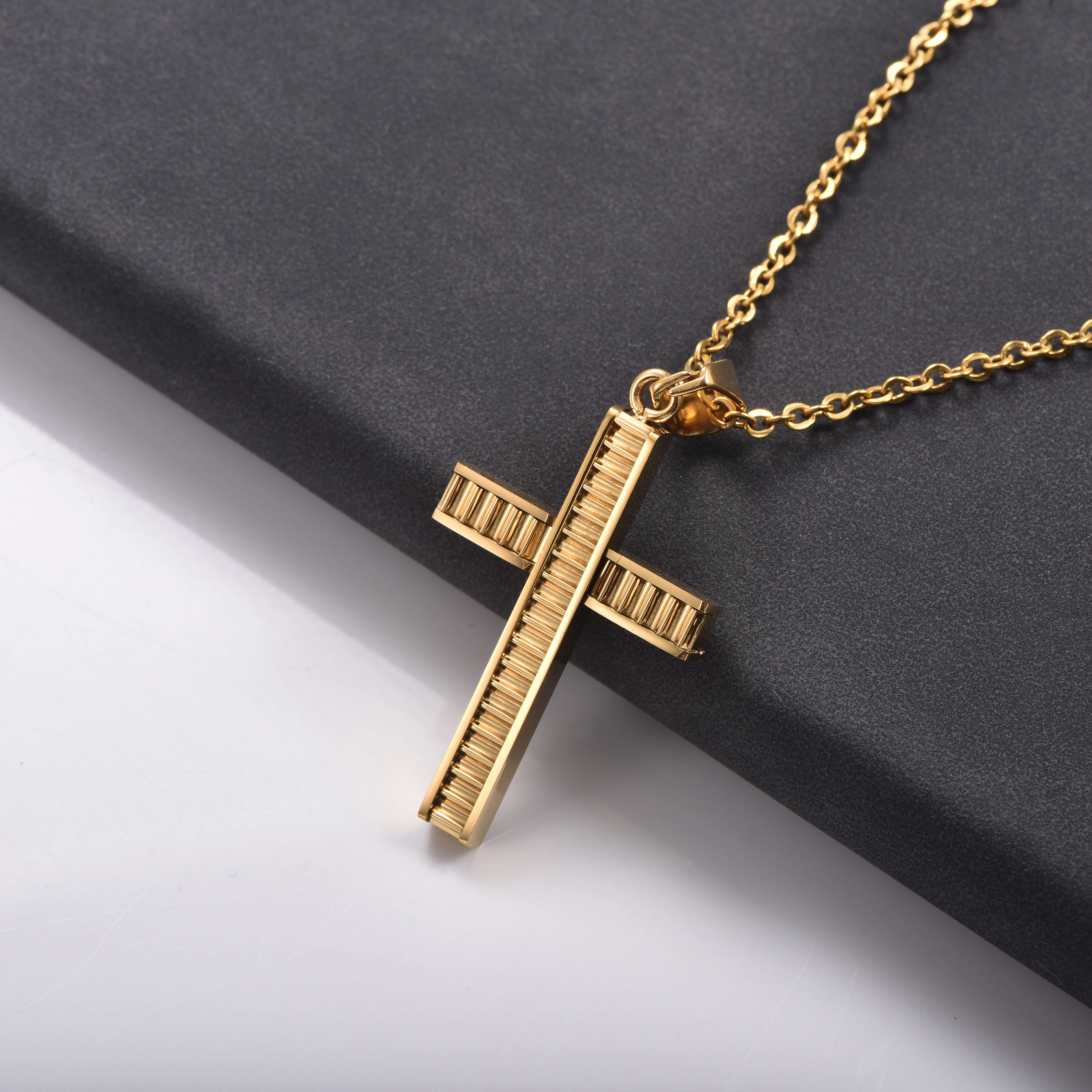 Strukturierte Kreuz-Anhänger-Halskette aus Edelstahl, Unisex, Herrenmode, Hals-Schmuck, Geschenk – Detail 6