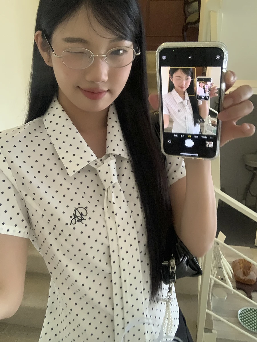 قميص صيفي بأكمام قصيرة للنساء، بلوزة بيضاء منقطة، قميص قصير بتصميم راقي، ياقة بولو مع تفاصيل أزرار، قميص بقصة مستقيمة #3