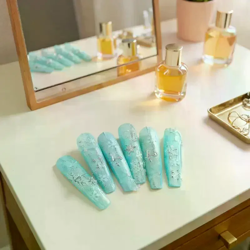 Maniküre-Abziehbilder mit Gold-/Silber-Schneeflocken für DIY-Nagelkunst, lebendige Cartoon-Weihnachtsnagelaufkleber mit Glitzer