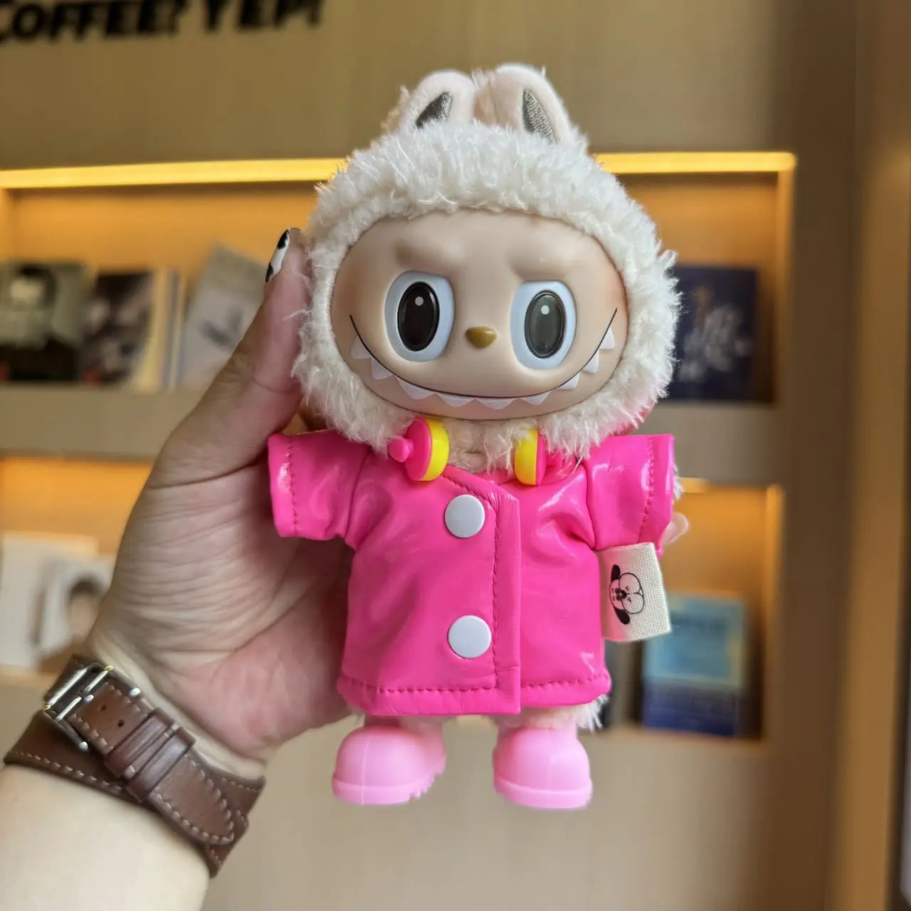 

Clothes For Labubu 15/17Cm Dolls Gen 1-3 Fluorescent Pink Raincoat With Rain Boots Headphones Set Apparel Hanging Accessories