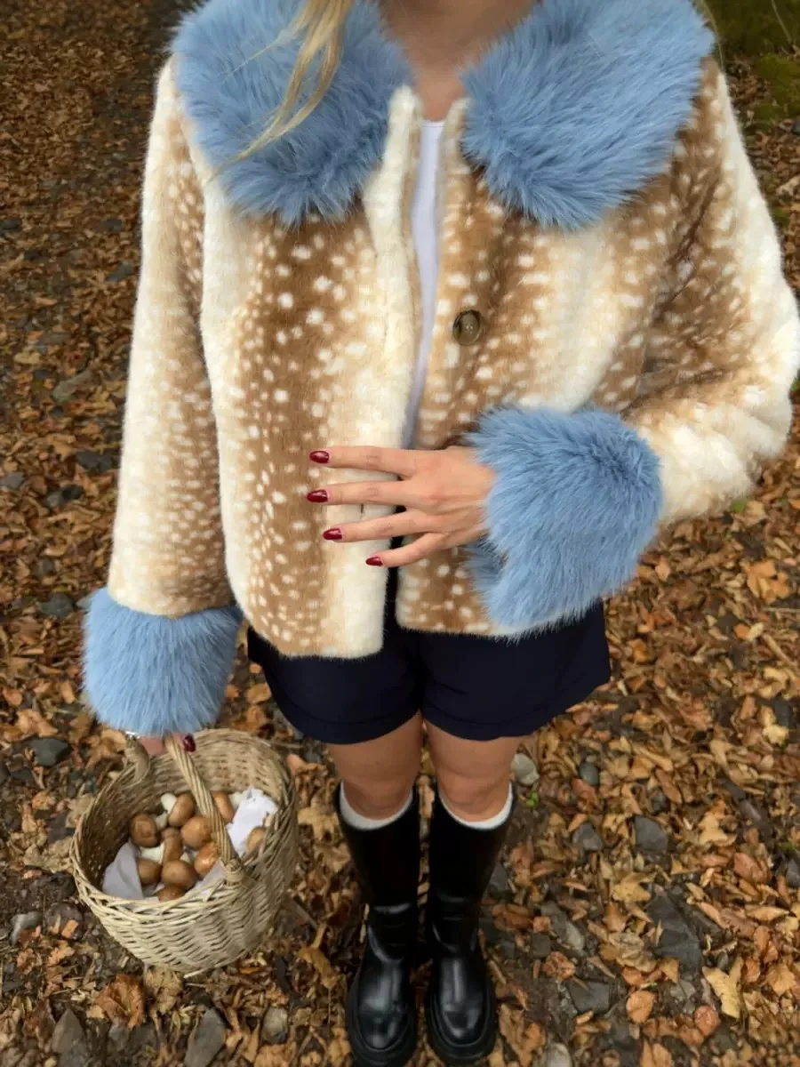 Women Faux Fur Cropped Jacket Deer Print Blue Contrast Lapel Cuff Button up Fluffy Warm Coat Winter Casual Street Outerwear 20