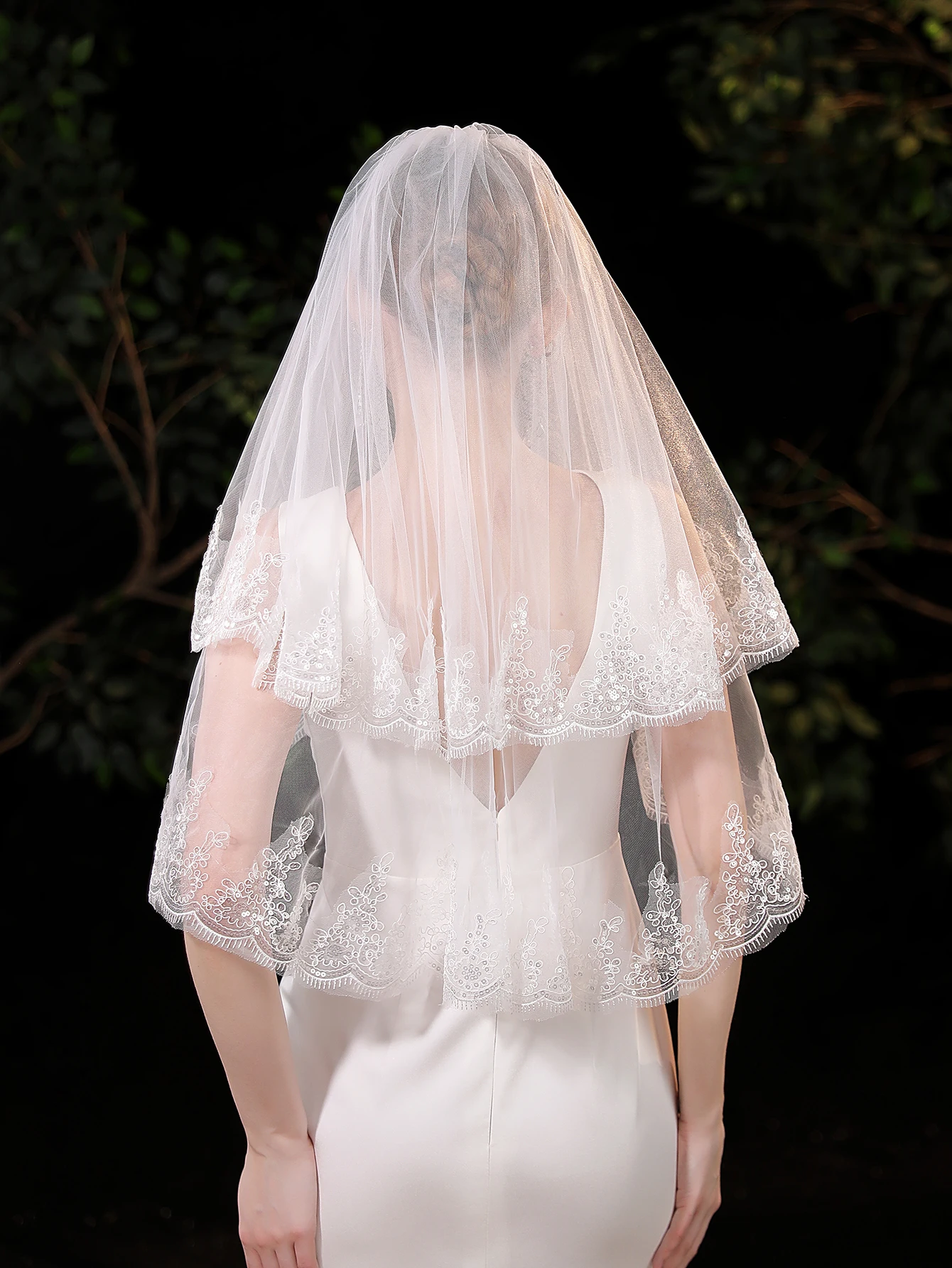 Bridal Veil Full Of Gorgeous Style Ladies' White Shiny Applique Edge Wedding Veil