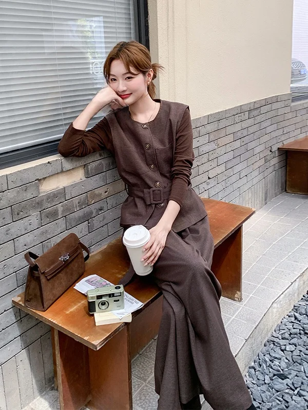 

Комплект из карамельного топа и широких брюк для женщин: новинка ранней весны в корейском стиле, очень привлекательный базовый комплект из двух предметов (футболка и брюки)