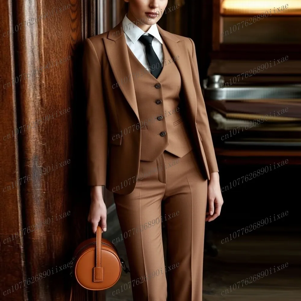 ชุดสูทผู้หญิงสีน้ำตาลใหม่ สำหรับงานพิธีการ งานแต่งงาน งานเลี้ยง งานธุรกิจ ชุดทักซิโด้สตรี 3 ชิ้น เสื้อสูท เสื้อกั๊ก กางเกง สามารถสั่งตัดได้