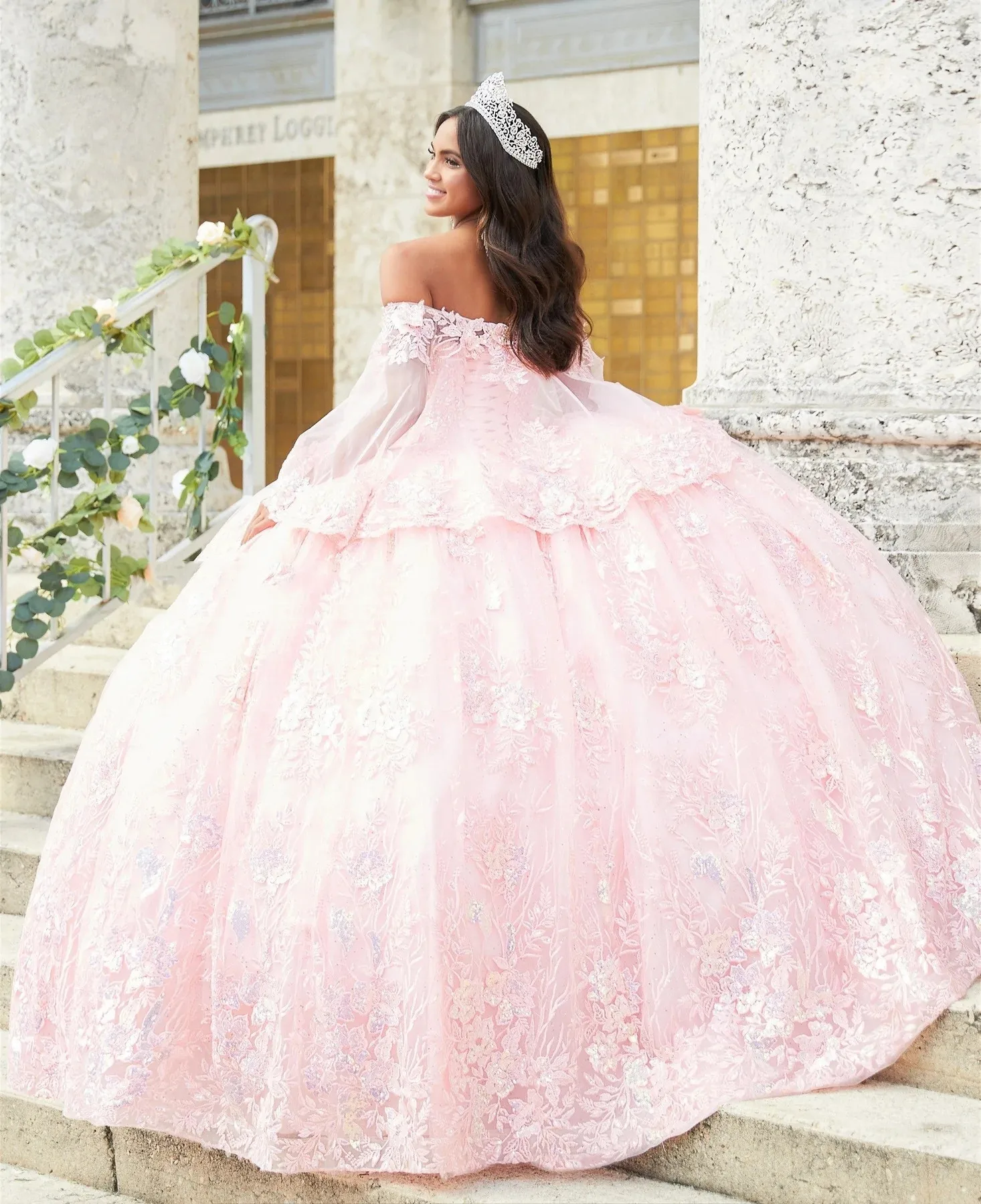 فساتين Quinceanera وردي ثوب حفلة رقبة على شكل v طول الأرض تول زينة المكسيكي الحلو 16 فساتين 15 Anos