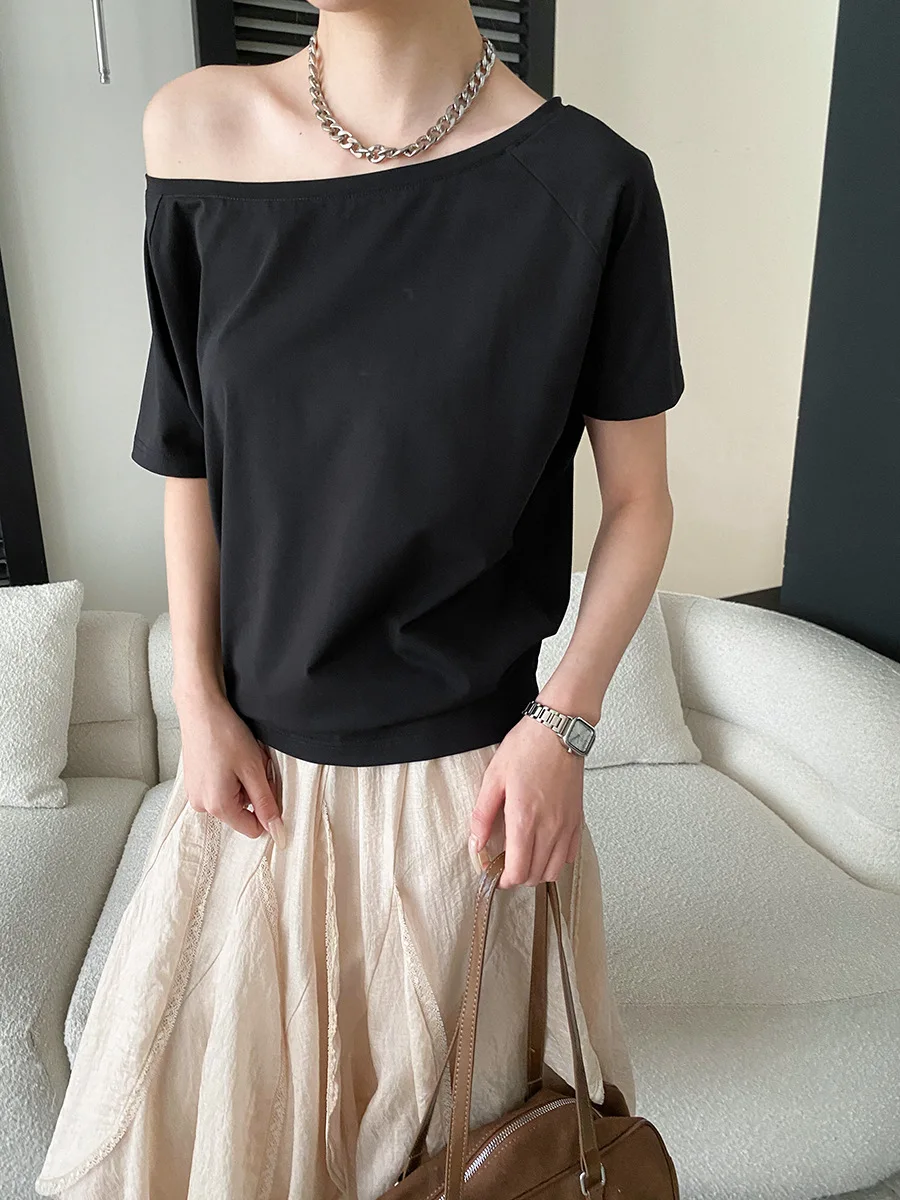 Sommerliches Damen-T-Shirt in unifarbenem Design mit schrägem Ausschnitt, schulterfrei, lockerer Passform und schlankmachendem Effekt, kurzärmelig. – Detail 13
