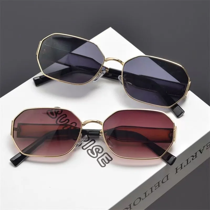 

New Retro Rectangle Sunglasses Luxury Metal Frame Women Men Fashion UV400 Sun Glasses for Summer Travel Beach Sunglasses Women