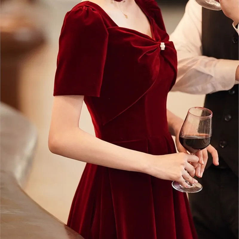 Toasting the new small red velvet square collar dress