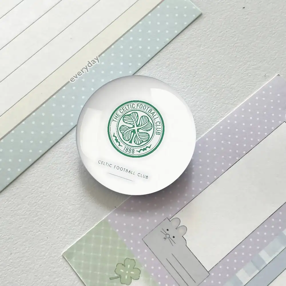 C-CelticS كول F-FC شارات بروش مستدير لطيف الكرتون المعبود تأثيري شارات DIY بها بنفسك على ظهره الملابس دبابيس المجوهرات