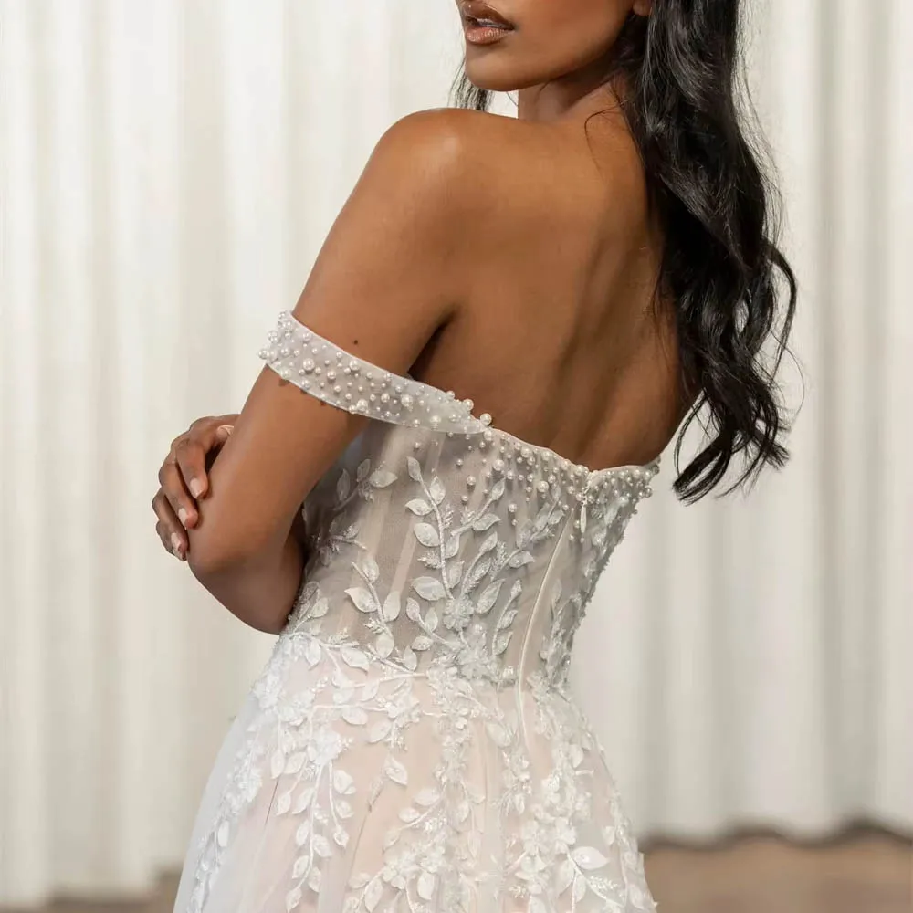 カスタマイズされたストラップレスのウェディングドレス女性のための花嫁のためのアップリケレース装飾ヌードアンダーレイチュールローブブライダルガウン