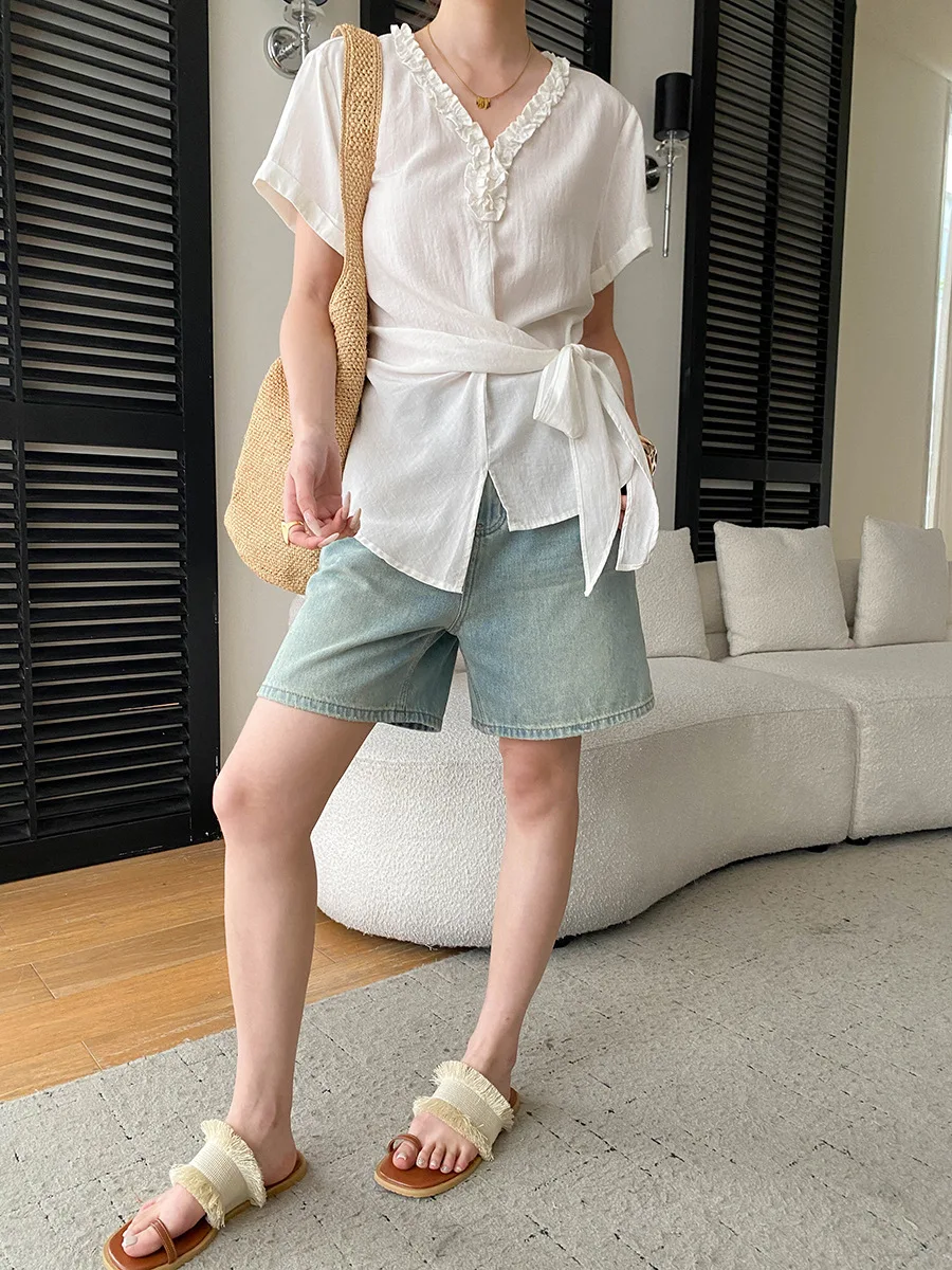 Sommerliches Damen-Shirt in unifarbenem Design mit V-Ausschnitt, Bördelkante und Taillenband, Kurzarm – Detail 24