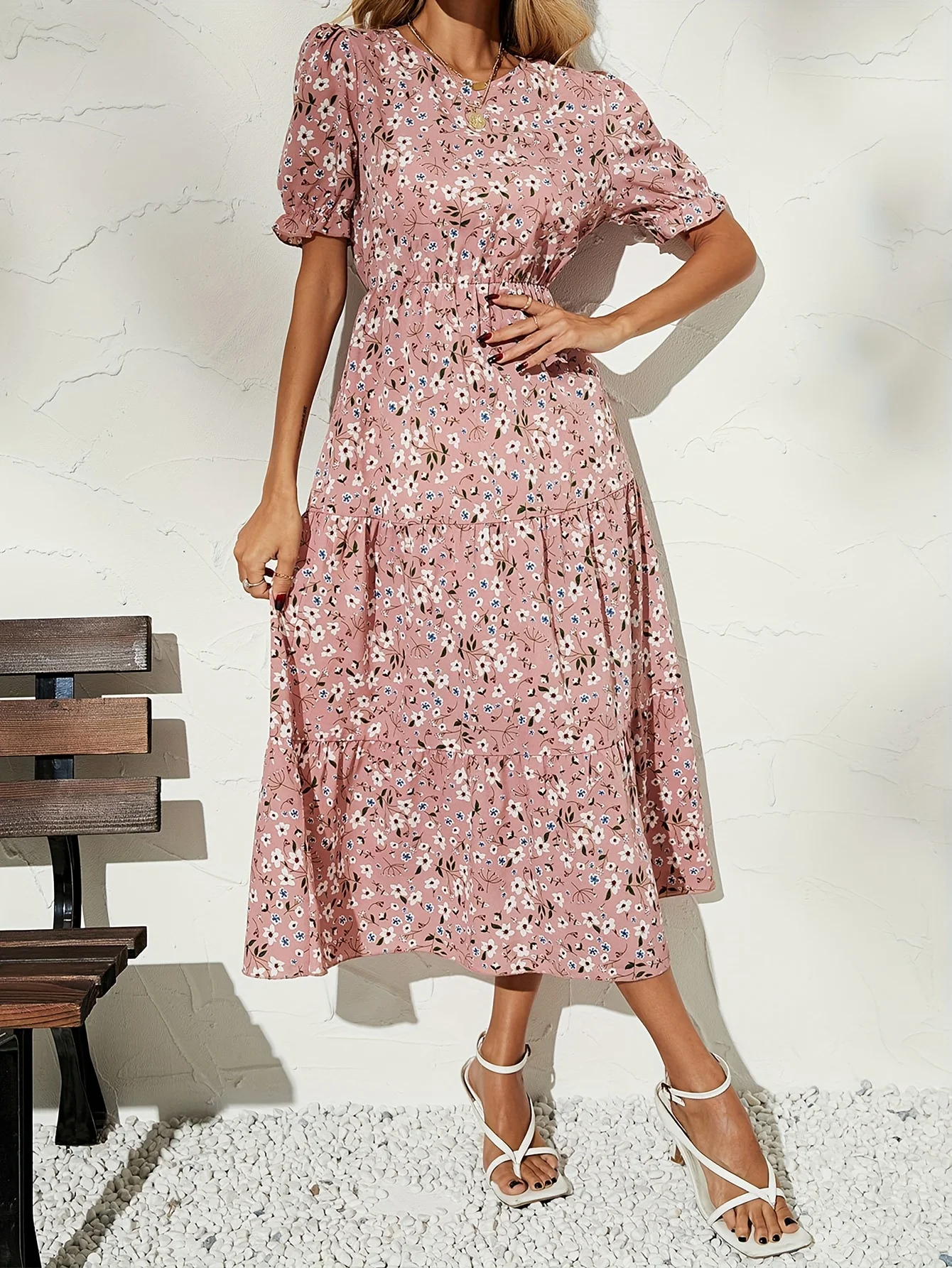 Chique roze midi-jurk met ditsy bloemenprint, korte pofmouwen, gesmokte taille, gelaagde rok, zoete casual dagelijkse vakantiejurk