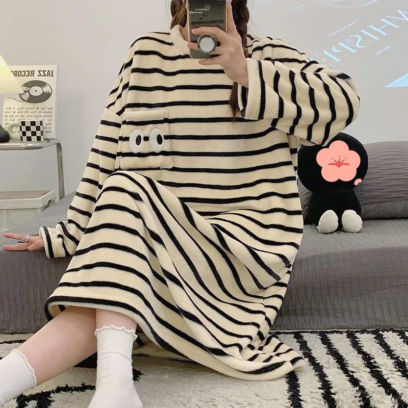 بيجامة نسائية من الصوف المرجاني ملابس منزلية موديل جديد للخريف والشتاء بيجامة نوم من الفلانيل مبطنة بالصوف سميكة وفضفاضة للتدفئة