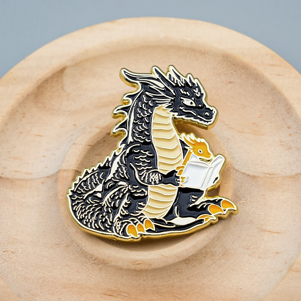 Dragon Reader Tairn und Andarna Emaille-Brosche, Fantasy-Romantik, Buchliebhaber, inspiriert von „Fourth Wing“, Anstecknadel, eiserner Flammen-Abzeichen-Accessoire – Detail 4