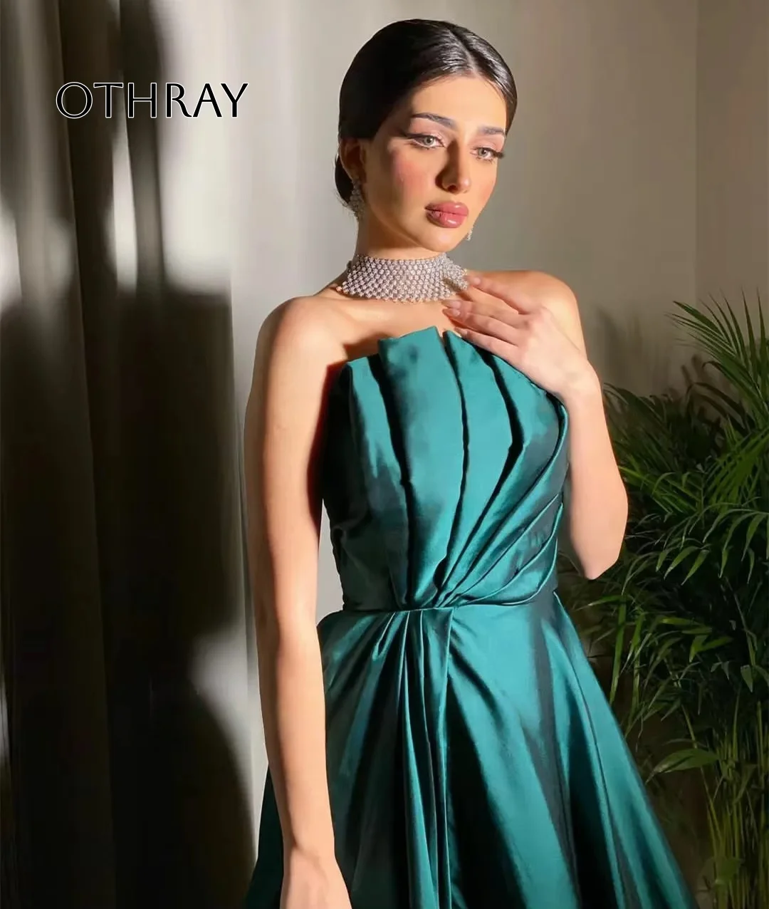 

Emerald Green Satin Prom Dress with Train Pleated Scoop Neck Wedding Formal Party Dress Empire Waist Saudi Style فساتين س