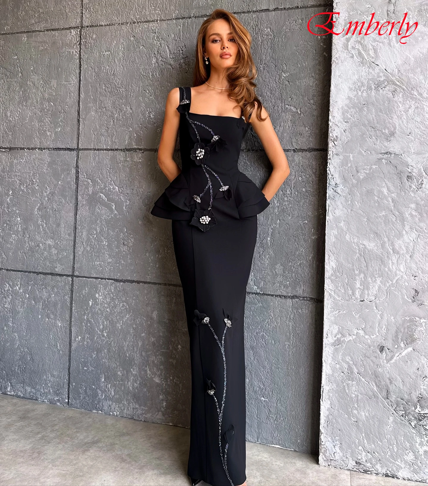 ชุดราตรีคอปกตรงทรงสี่เหลี่ยมแบบสั่งตัด ดีไซน์หรูหราสำหรับงานเลี้ยงตอนเย็น ชุดออกงานสั่งตัดพิเศษ ดีไซน์ทันสมัยสำหรับงานปาร์ตี้