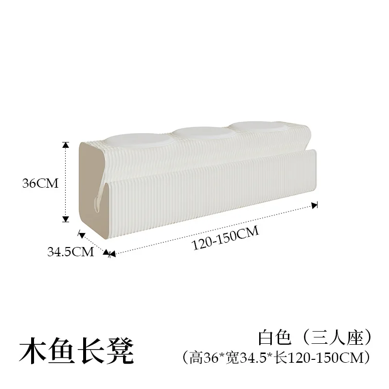 O banco no final da cama pode ser dobrado, prático e conveniente