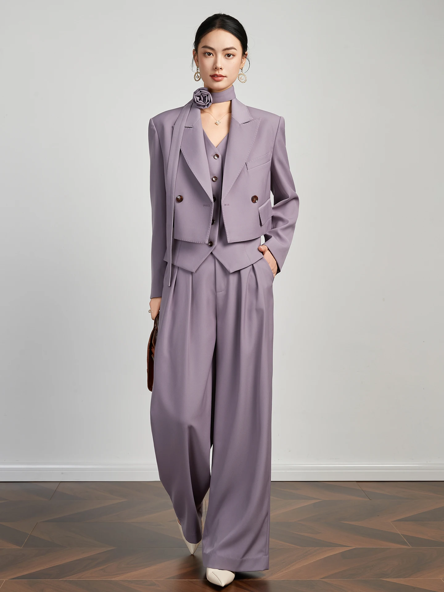 

Новинка! Модный женский деловой повседневный костюм: светло-фиолетовый жилет и брюки с широкими штанинами. Приталенный крой. Осенняя коллекция.