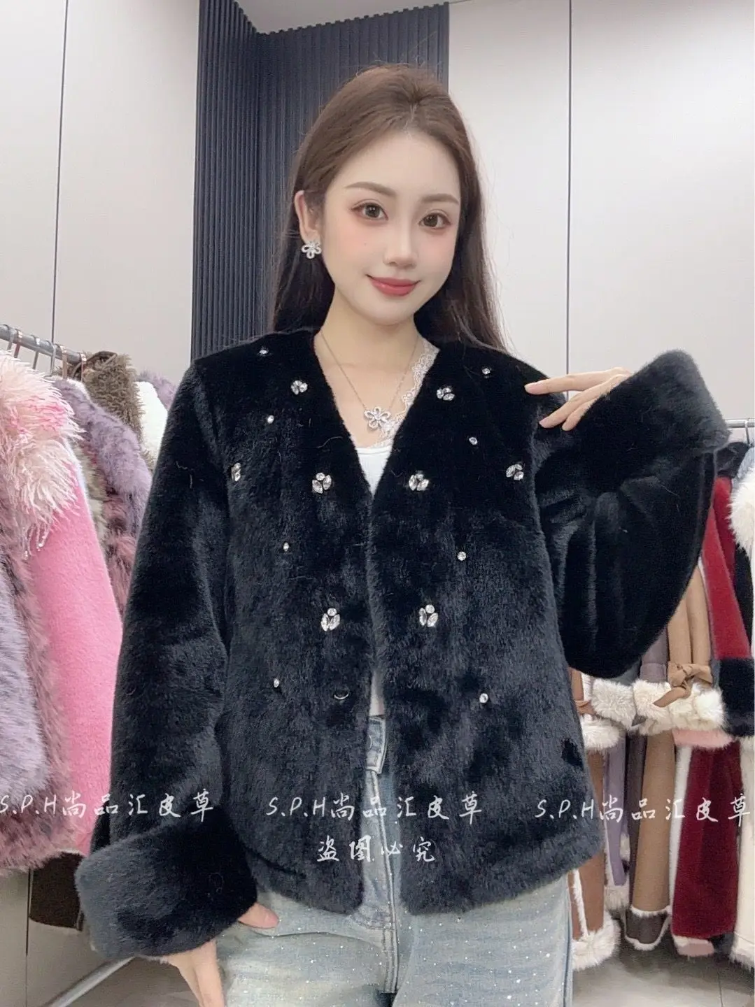 Flauschige Mäntel 2025, Winter, neue Damen-Kurzmantel mit V-Ausschnitt, Umlegekragen, schlankmachend, warm, schwer, handwerklich, Strass, schwarz, Kunstpelzmantel, weiblich