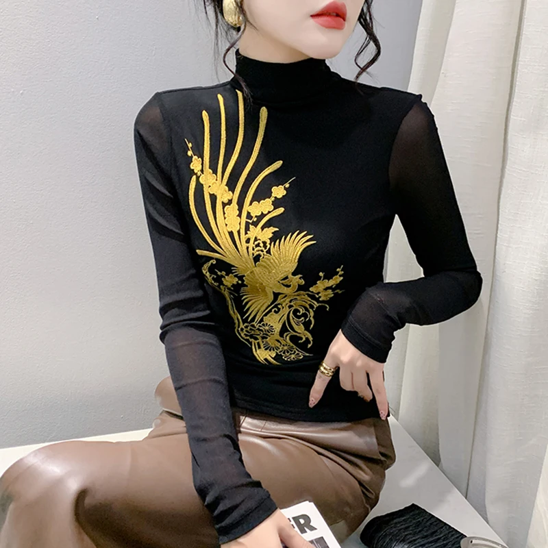 Damska bluzka z wysokim kołnierzem, haftowana, dopasowana, z długim rękawem, idealna na jesień, wygodna i oddychająca.