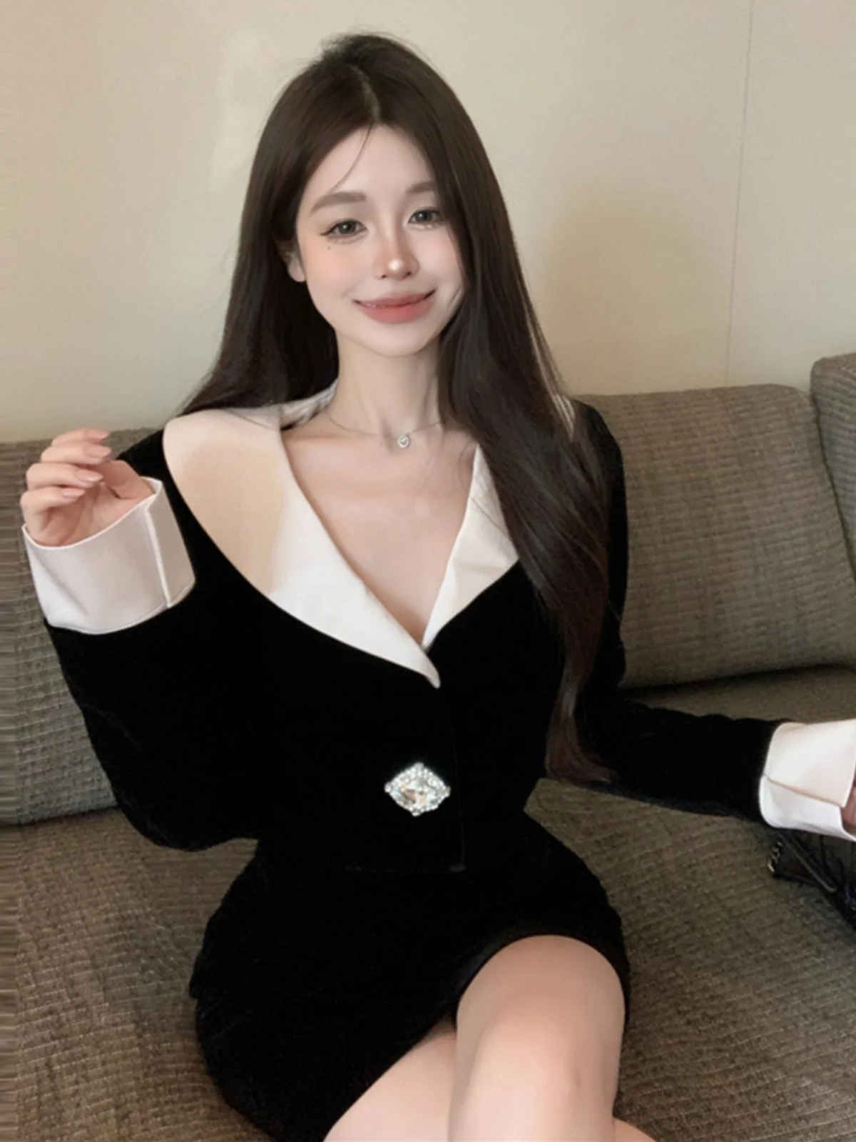 

Комплект из двух предметов: модный трендовый стиль, одежда для ранней весны для женщин, удобный хлопковый материал, V-образный вырез, длинный рукав.