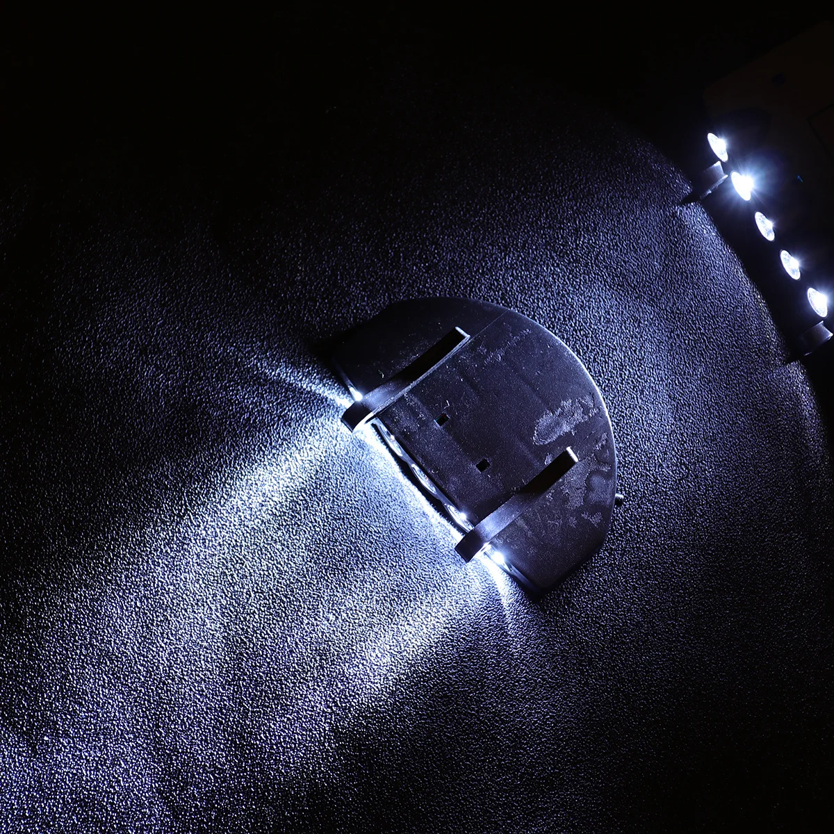 2 قطعة مشبك LED على القبعة الخفيفة للتخييم والمشي لمسافات طويلة والسفر وصيد الأسماك بطاريتين متضمنة عمر 100000 ساعة