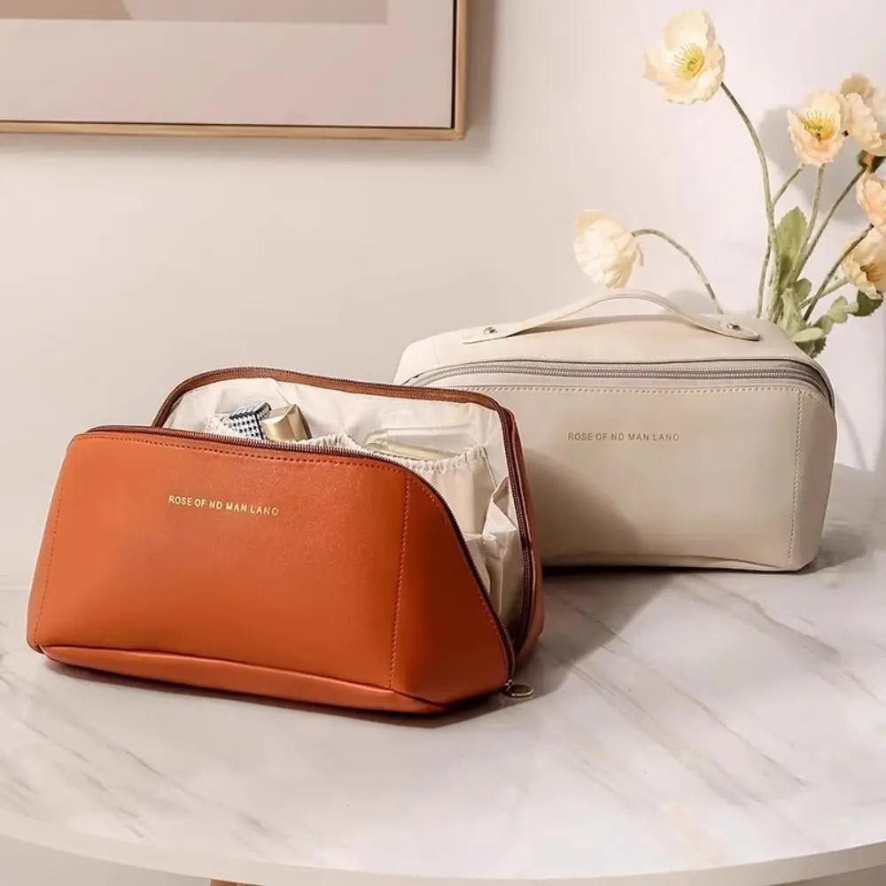 Tas Kosmetik Genggam Kapasitas Besar Portabel Bahan Kulit PU Model Bantal Tas Makeup Tahan Air Multifungsi Tas Perlengkapan Mandi untuk Perjalanan Luar Ruangan