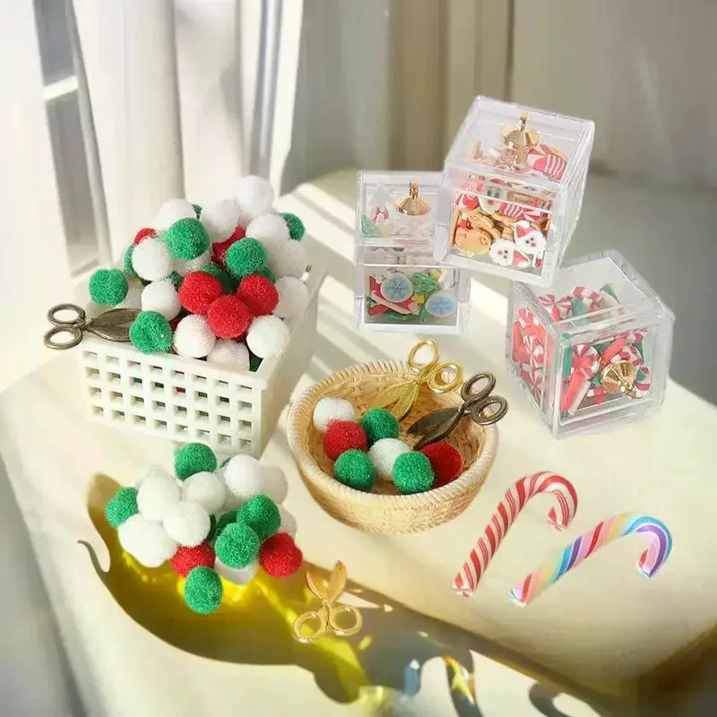 Set di scatole per casa delle bambole con scene natalizie fai-da-te: include decorazioni fatte a mano con bastoncini di zucchero, forbici e cestini.