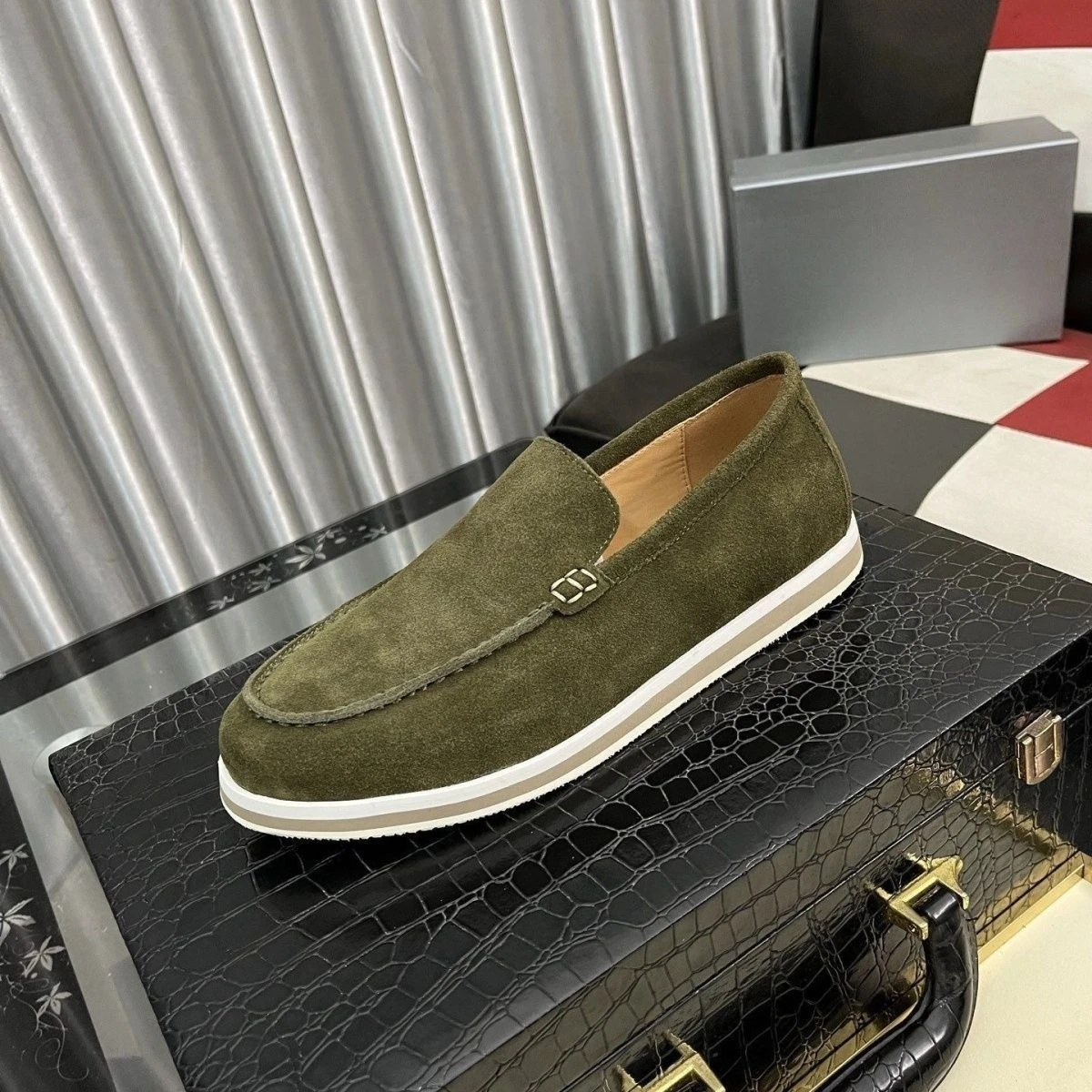

High-End Men's Loafers Fashion Handsome Slip-On Casual Shoes Versatile Lazy Shoes