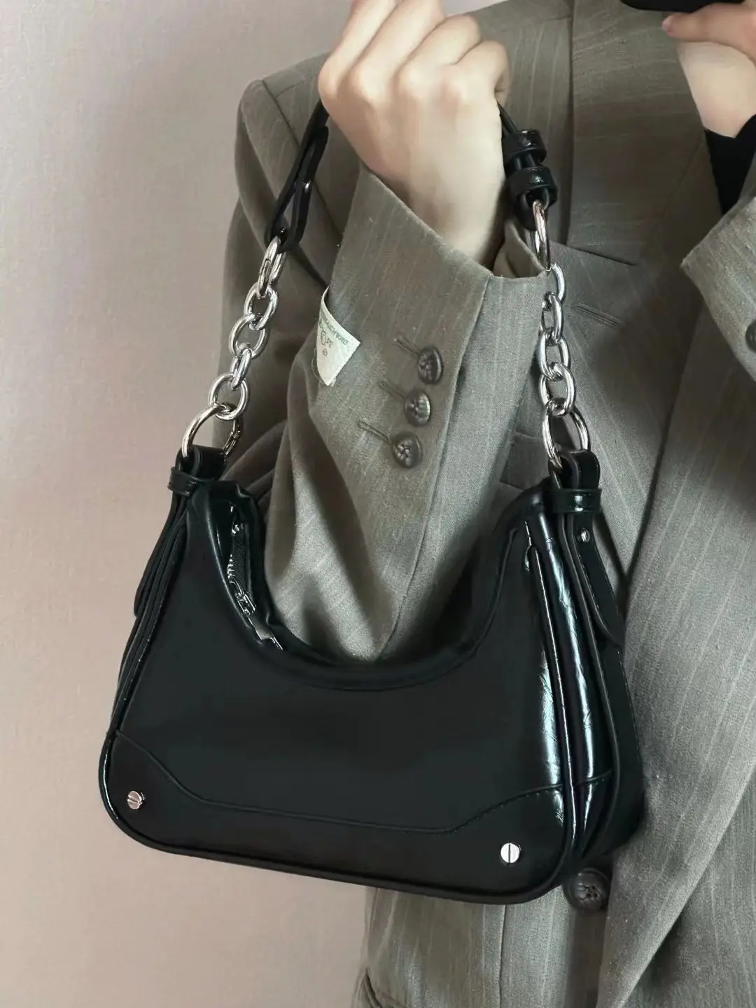 

A Niche Handheld Chain Armpit Bag with A High-End Feel Fashionable and Casual Versatile Commuting Shoulder Bag