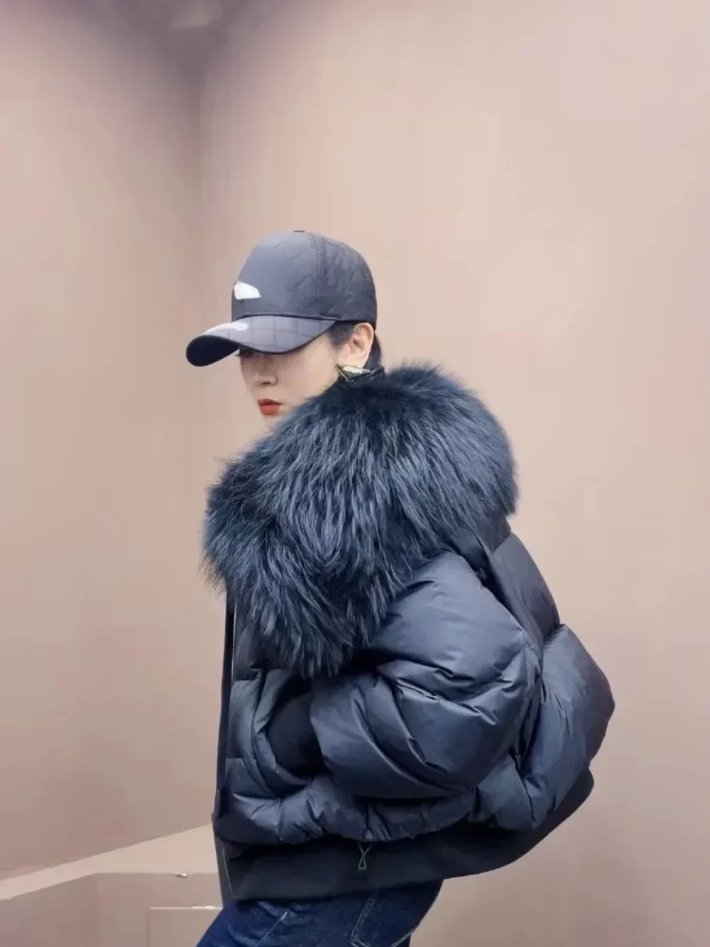 المرأة 2025 جديد الشتاء سترة منفوخة كبيرة ريال الراكون الفراء طوق قصيرة الإناث سترات سميكة الدافئة 90% بطة أسفل معطف فضفاض #5