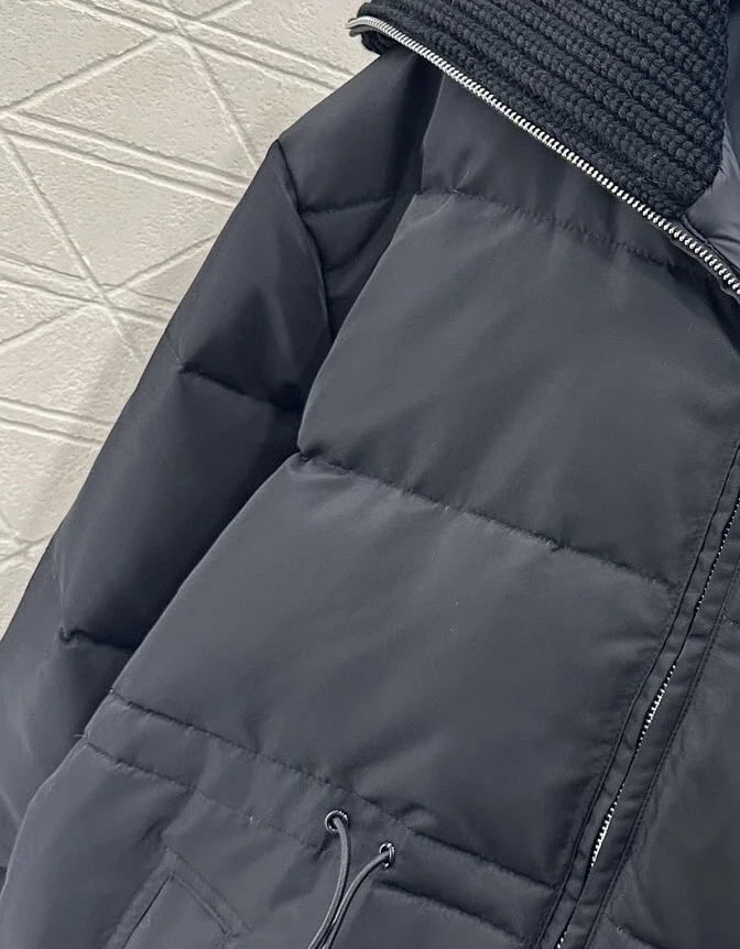 Nueva chaqueta de invierno elegante y sencilla a prueba de viento e impermeable de punto de nailon con cremallera en la cintura para mujer