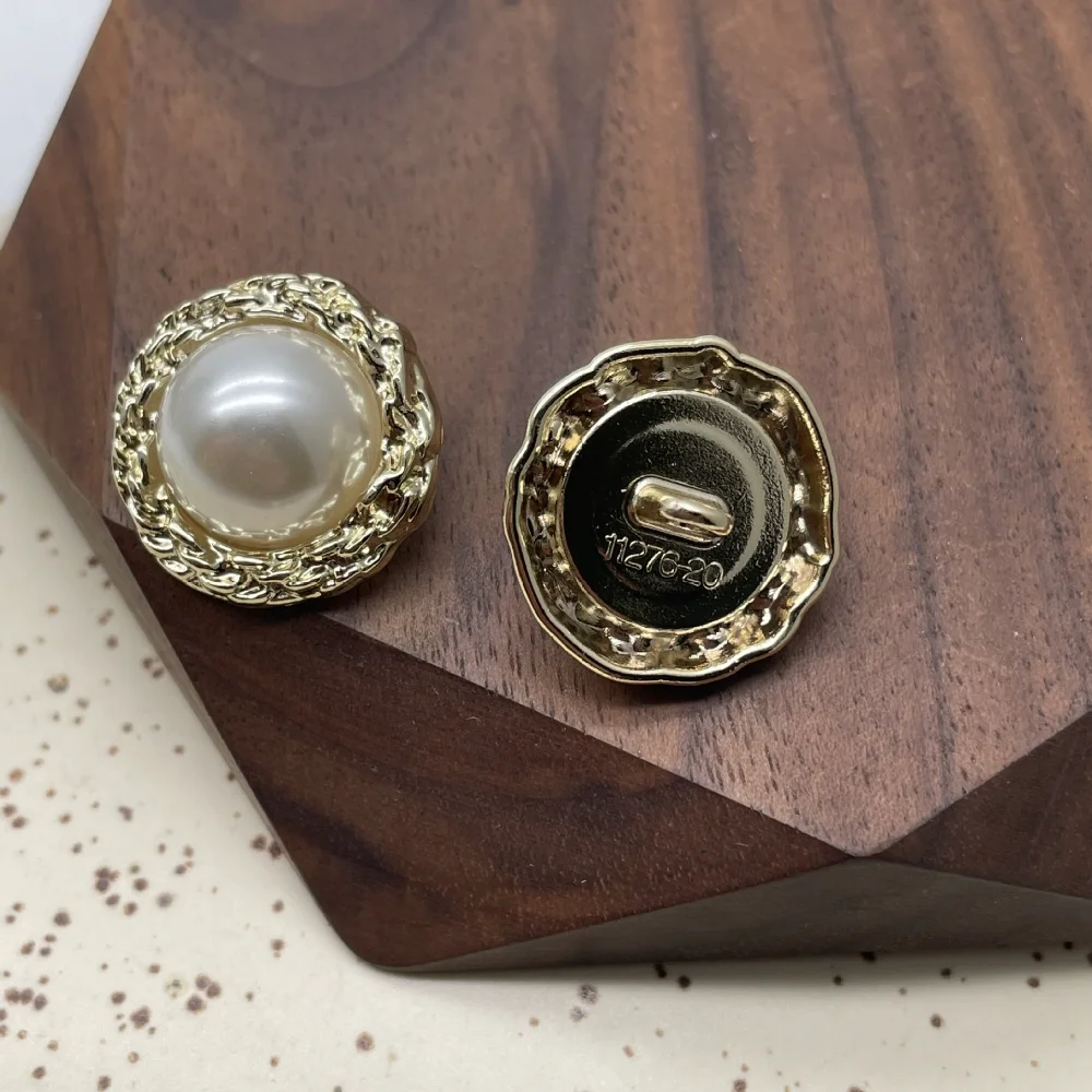 50 قطعة أزرار عصرية مشرق الذهب/الفضة اللون 15/20 مللي متر مطوي نمط أزرار معدنية أزرار اللؤلؤ الأبيض