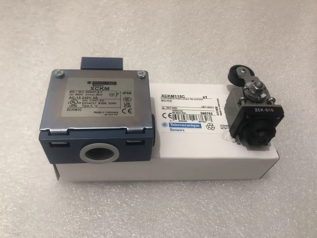 

XCKM115 XCKM115C travel switches XC Standard, XCKM, thermoplastic roller lever, 1NC+1 NO, snap action