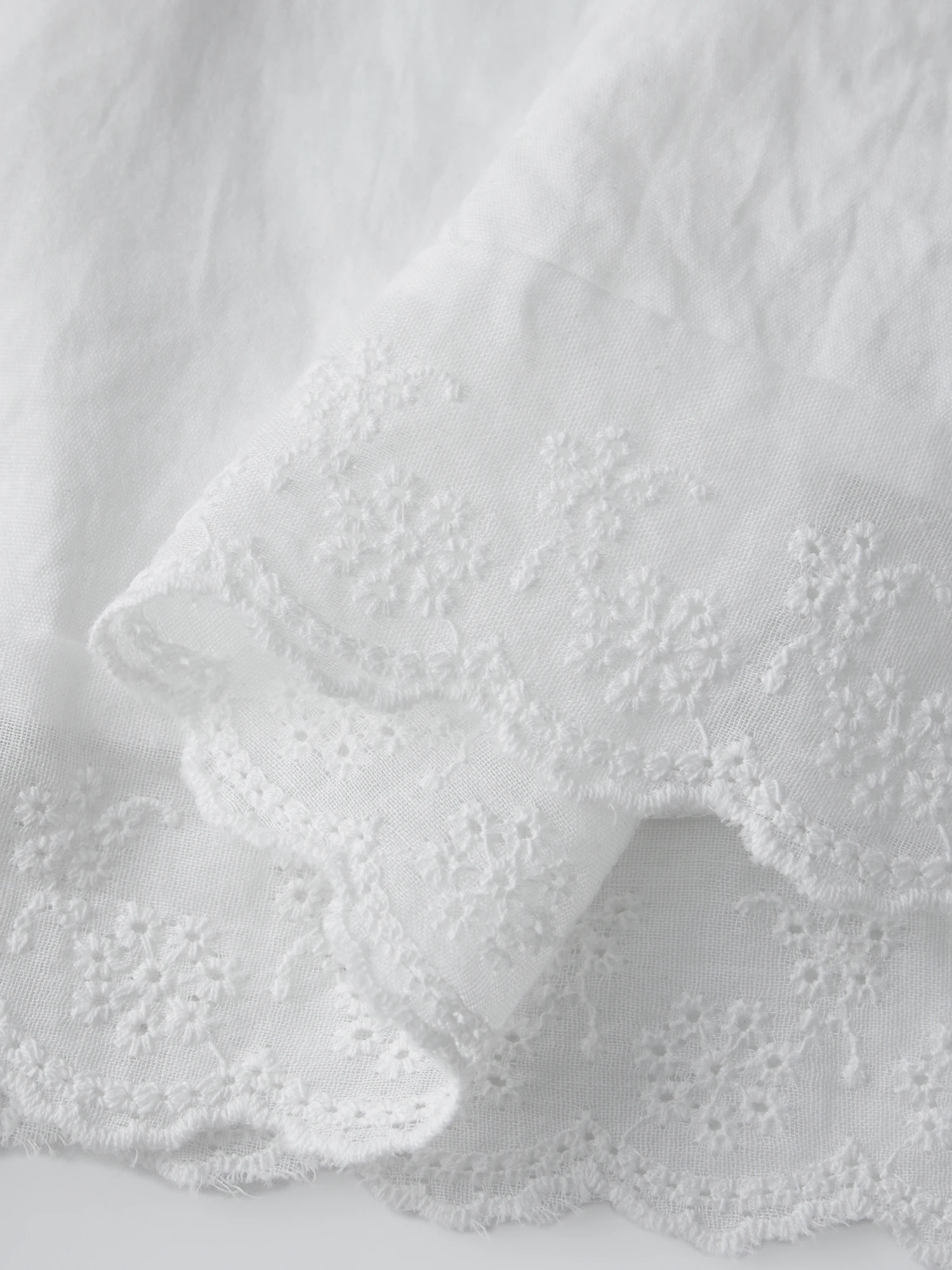 Top a canotta da donna con bordi in pizzo Camicetta elegante senza maniche in tinta unita con dettaglio bottoni e orlo fluido per la moda estiva