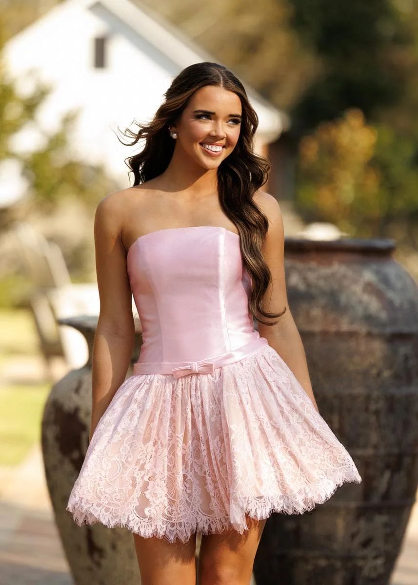 Customized Light Pink A Line Satin Short Evening Dress Strapless Sleeveless Bow Lace Applique Flared Homecoming Formal Gown