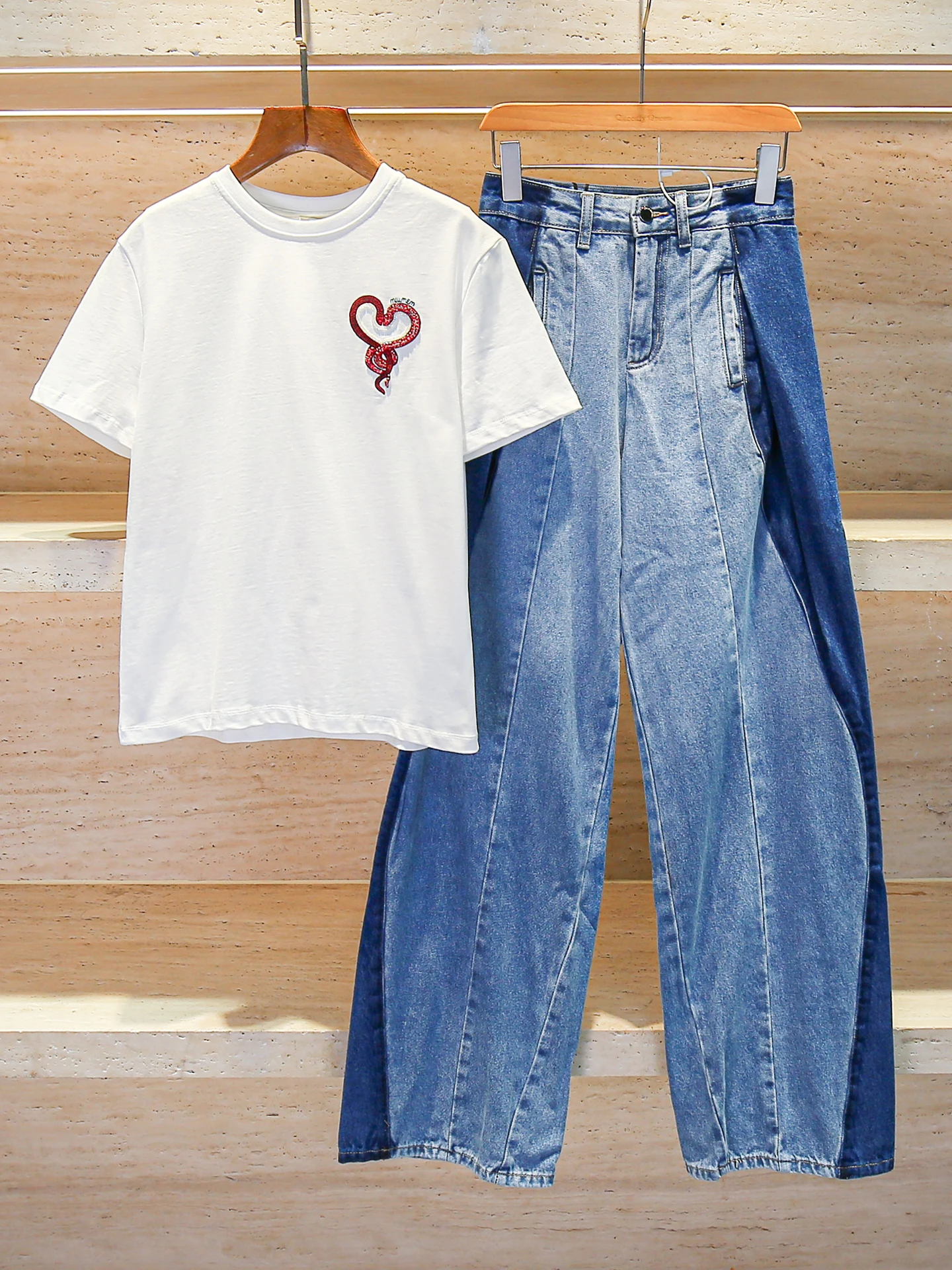 

Комплект M Home South Oil: Элитная женская летняя футболка с бриллиантовой отделкой и модные джинсы с широкими штанинами – стильный костюм-двойка