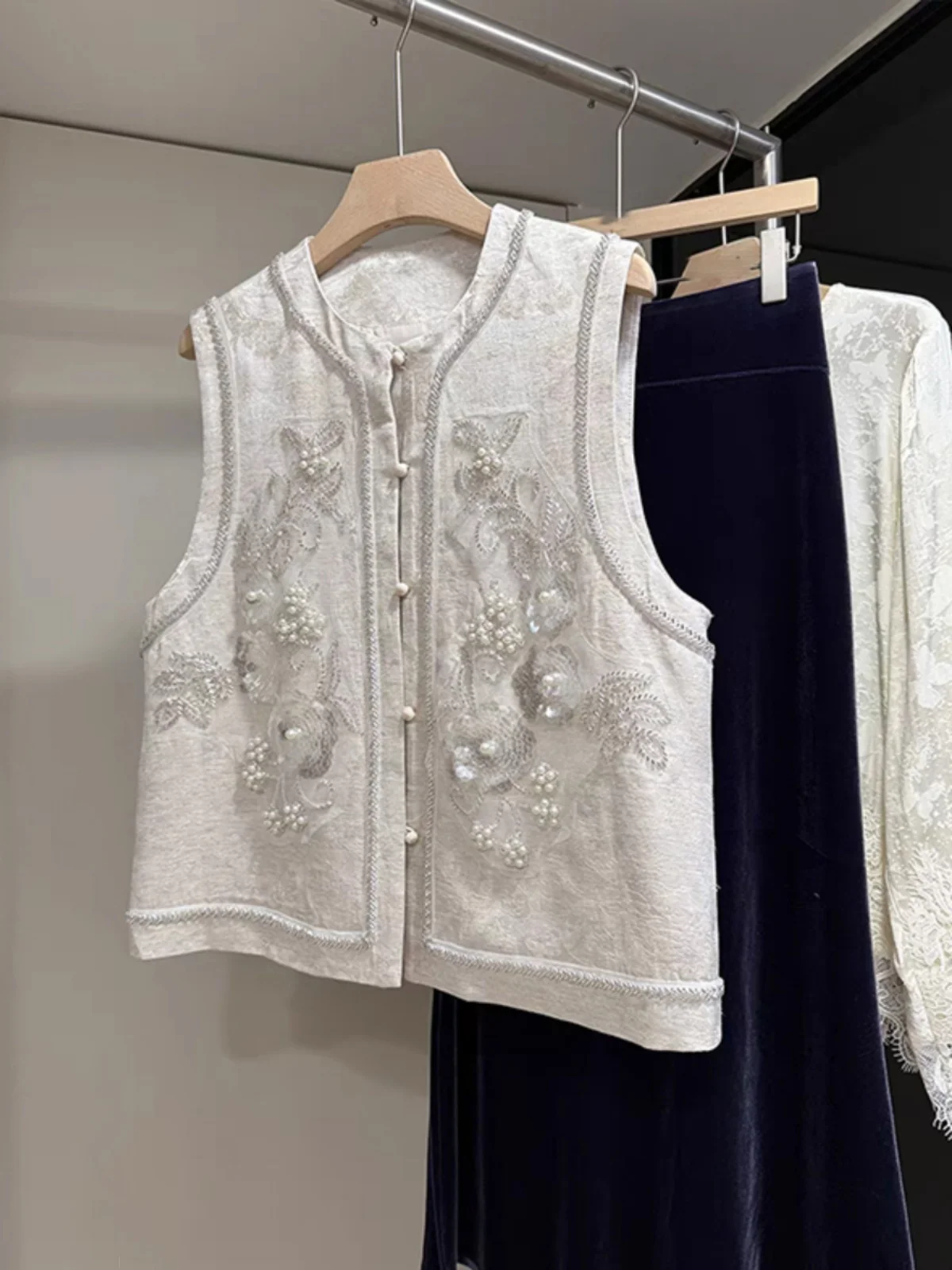 

New Chinese Sle Heavy Embroidery Sequin Women's Vest Spring 2025 Design Sense Button oulder Pad Jaet Top