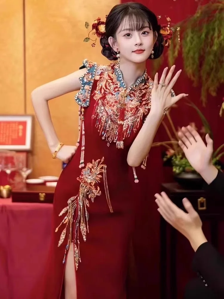 

Элегантное китайское свадебное платье: потрясающий наряд для невесты на возвращение домой, эффектное ципао миди с низким разрезом на каблуке для церемонии