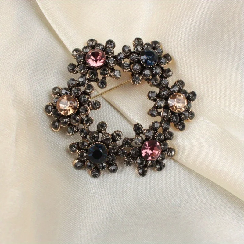 

Elegant Women Men Fashion Exquisite Crystal Flower Brooch Badges Classic Lady Rhinestone Pin