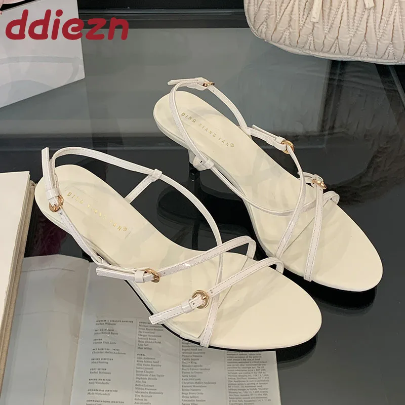 

Женская обувь с перекрестной завязкой, вечерние женские босоножки на каблуке, новинка 2025, модные женские босоножки на среднем каблуке с круглым носком