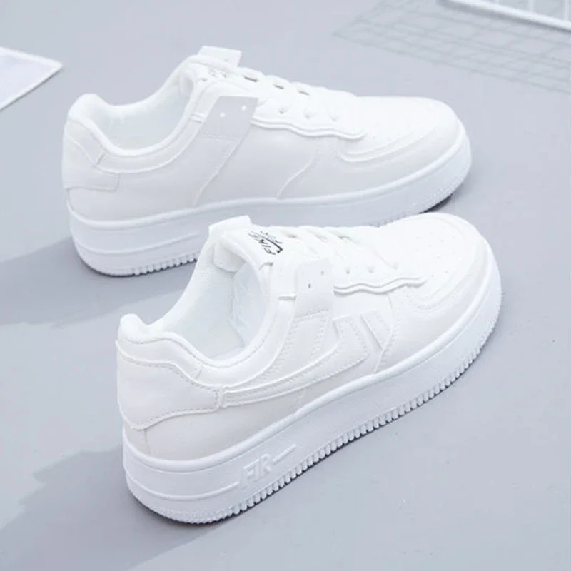 Spring/Autumn Fashion New Casual Comfortable Round Toe Thick Sole Breathable Sports Shoes with Random Letters on the Upper