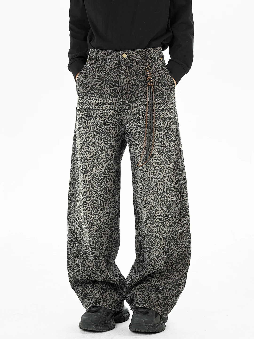 

Мужские джинсы свободного прямого кроя с леопардовым принтом, весна 2026: винтажный стиль, повседневная городская мода