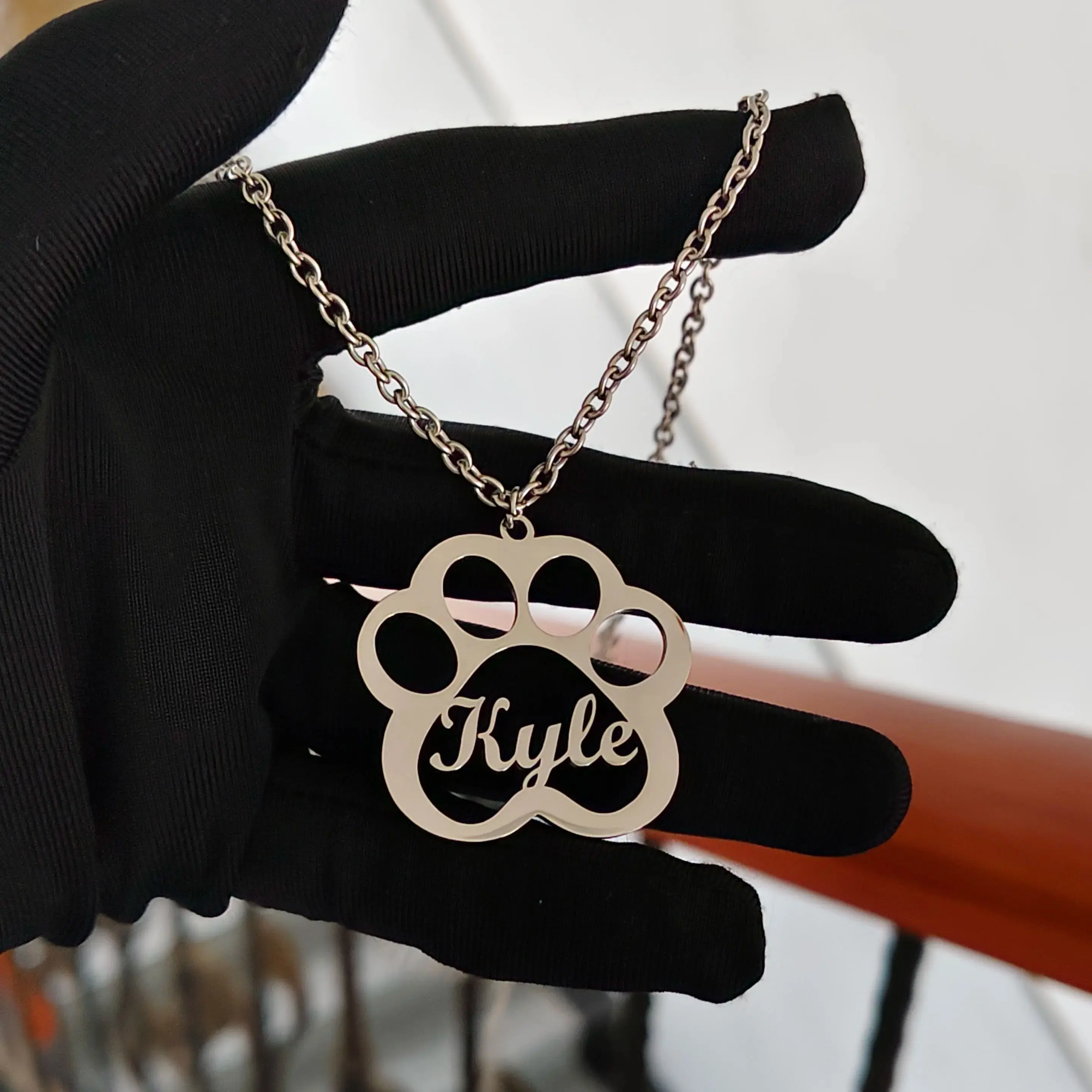 

DHQH New Wholesale Customized Name Pet Claw Necklace Personalized Letter Dog Claw Pendant Necklace Holiday Commemorative Gift