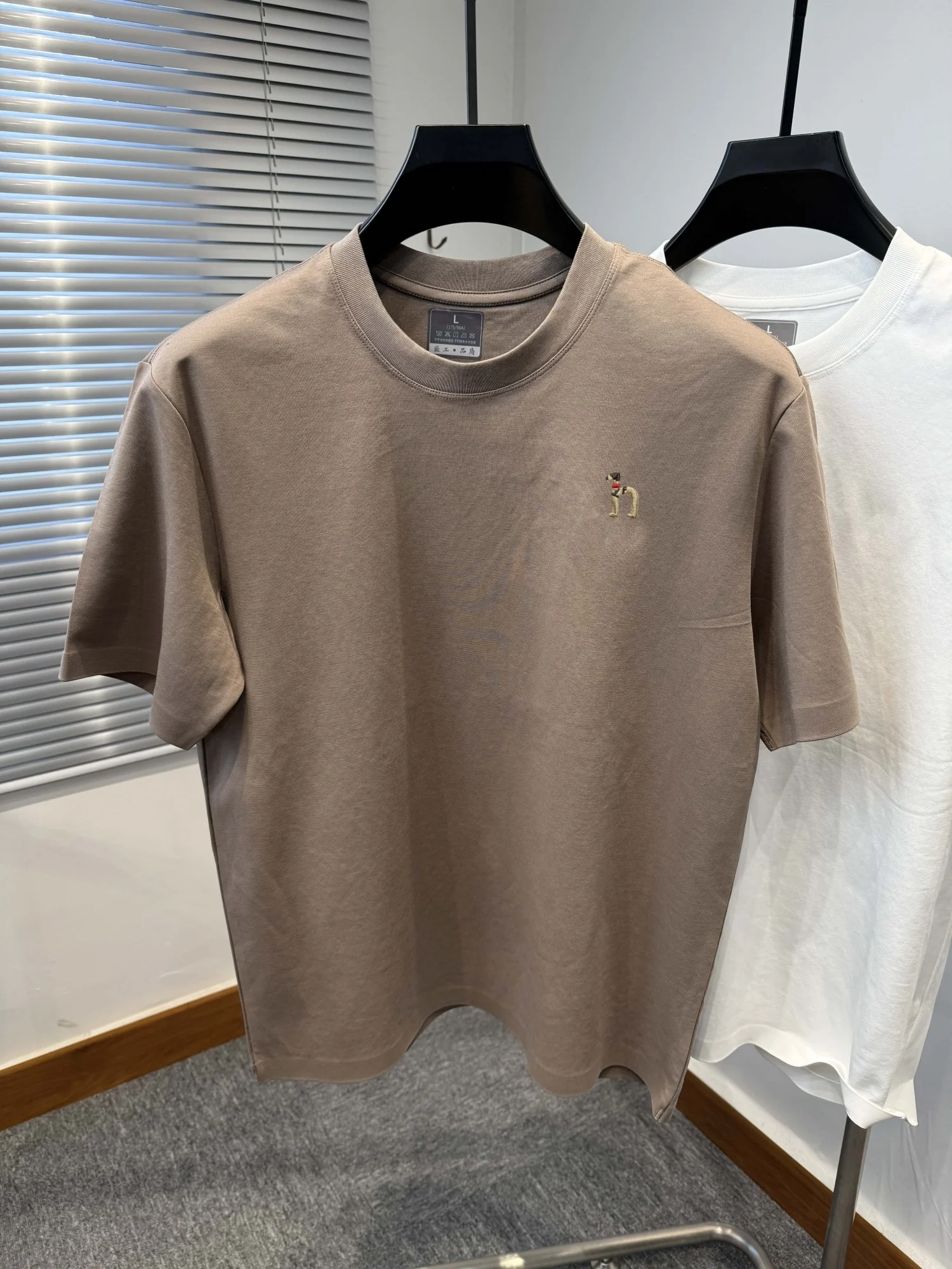 Premium Herren Baumwoll-T-Shir – Embroidery Premium Bewertung und Preis