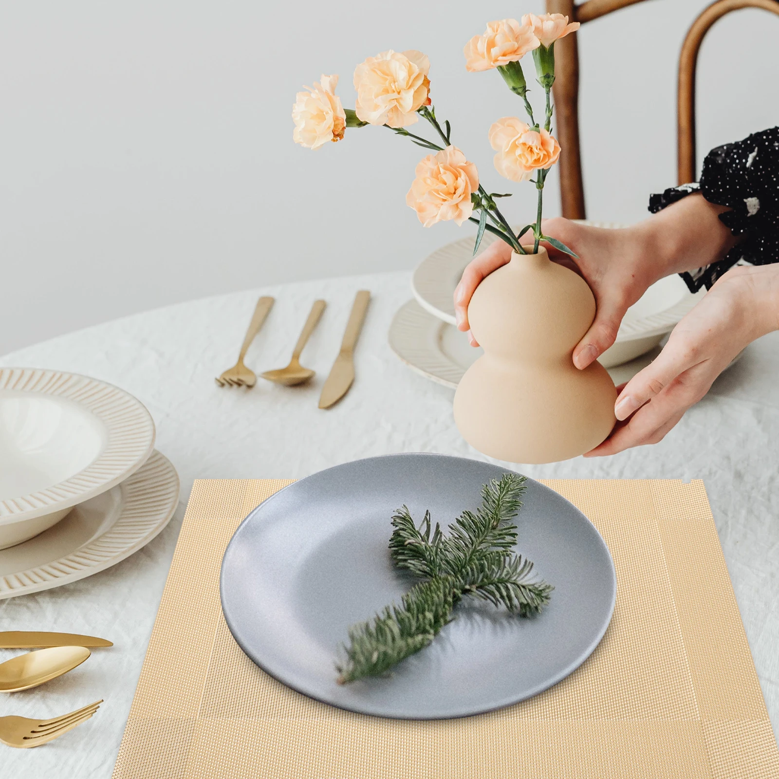 

4 Pcs Golden Placemats Dinner Mats Oilproof Heat Insulating PVC Woven Table Mats for Home Hotel Restaurant Dining No Washing