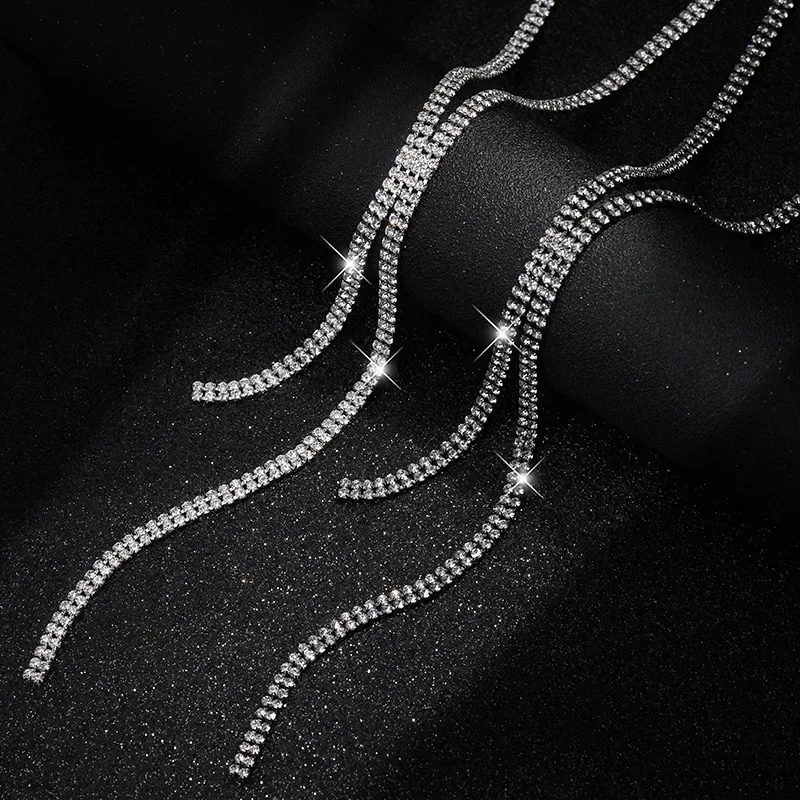 Un'abbagliante collana interamente con diamanti, accessori da donna e una lunga catena maglione con nappe