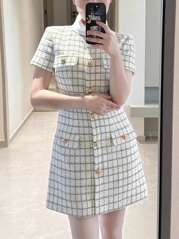 Een afslankende en nauwsluitende jurk met enkele rij knopen, een vleugje elegantie en een korte rok voor de herfst van 2025