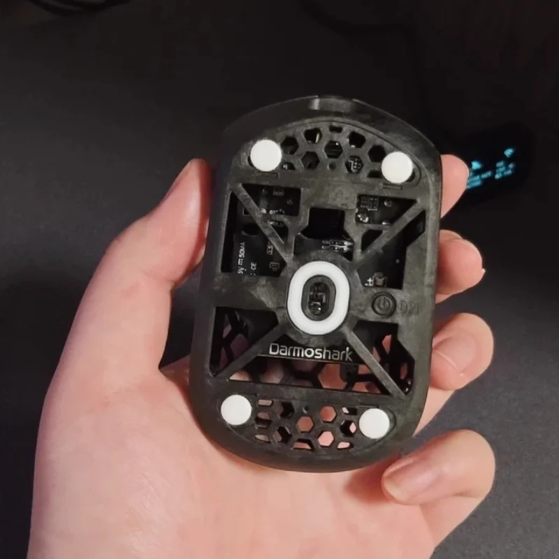 يشير الهواء Hot Darmoshark M5 إلى يد صغيرة مزورة من ألياف الكربون 31 جرام لعبة ماوس لاسلكية خفيفة الوزن هدايا مفاجئة للمكتب المباشر #5