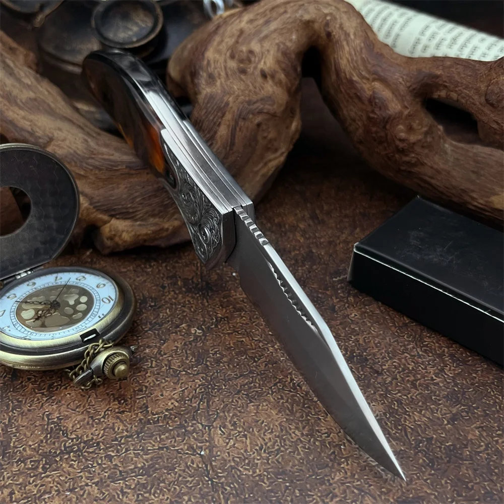 Langlebiges Outdoor-Klappmesser mit Hartmetallklinge aus 5Cr13Mov, robustem 420-Stahlrahmen und komfortablem Acrylgriff, ideal für Camping und den täglichen Gebrauch. – Detail 3